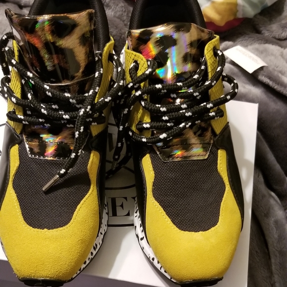 Shoe - Picture 4 of 8